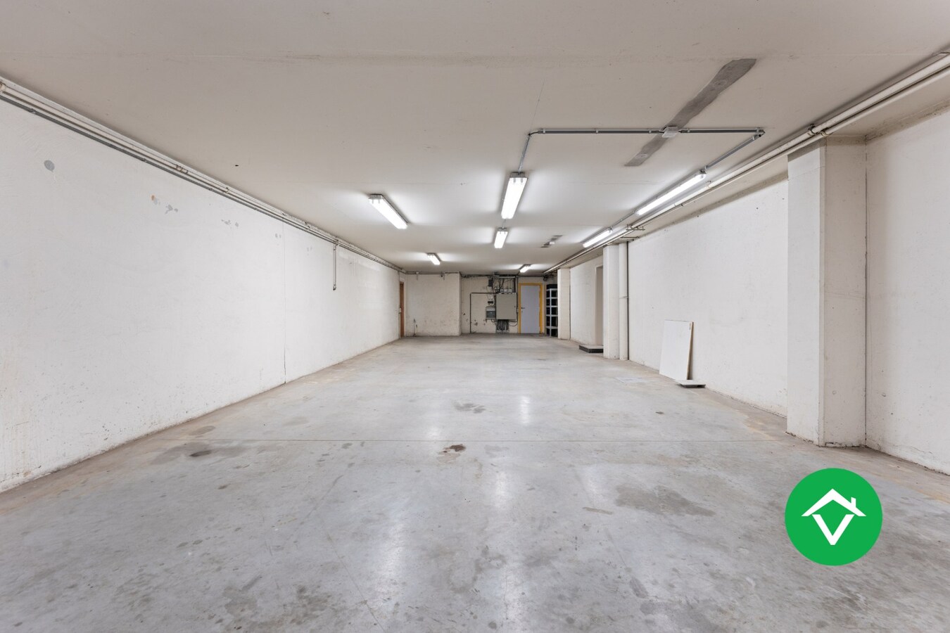 Bedrijfsgebouw met woonst te Ichtegem 