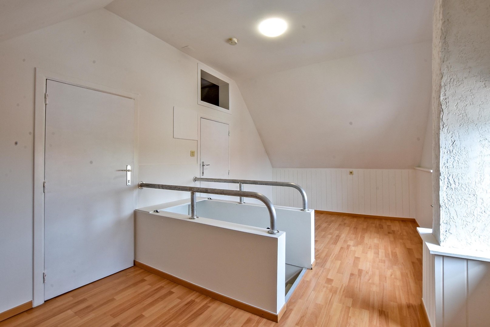 Halfopen bebouwing met mogelijkheid tot 7 slaapkamers, 2 badkamers en grote tuin in Aalter 