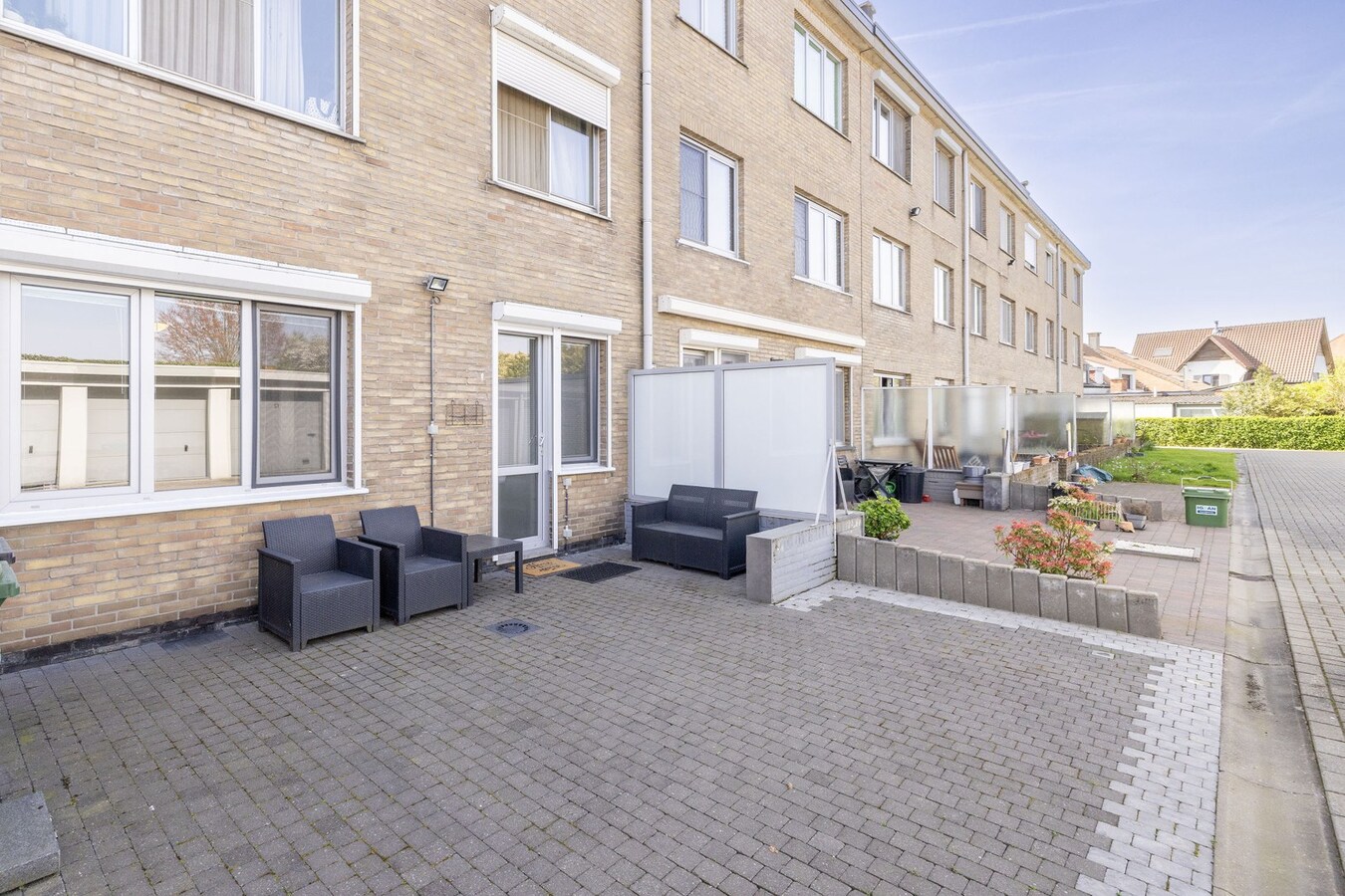 Instapklaar gelijkvloers met 2 slpks en garagebox 