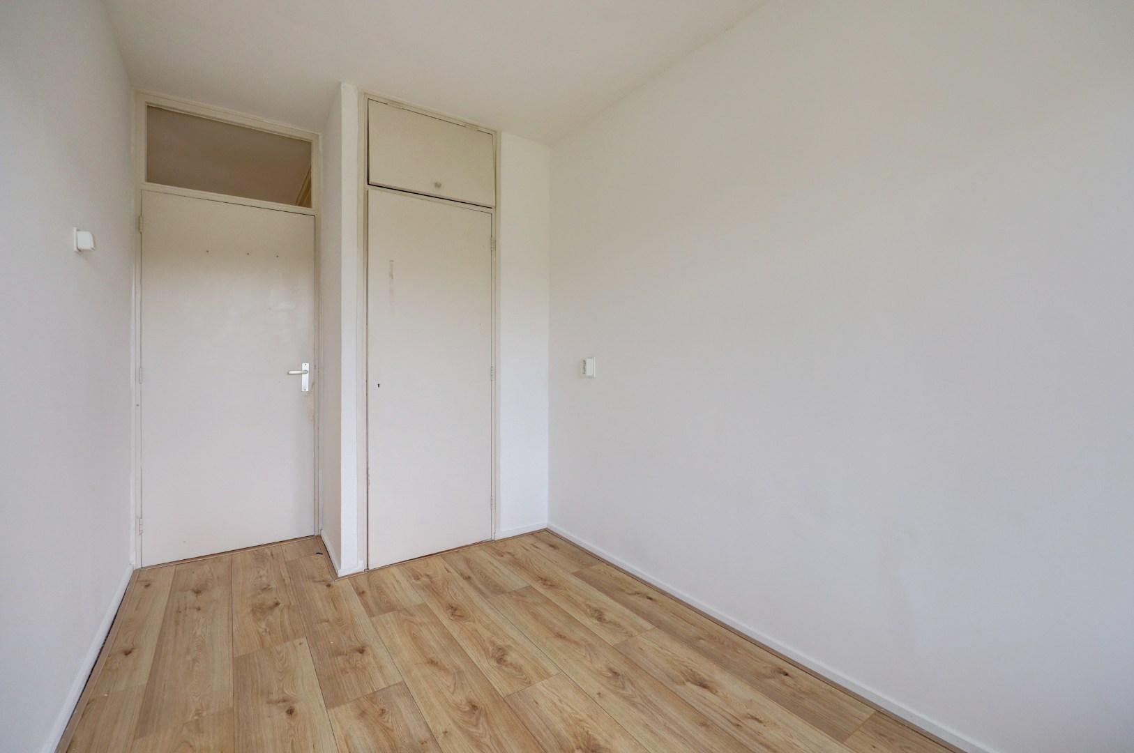 4-kamer appartement op de 1e verdieping, met 2 balkons, berging in de onderbouw en gelegen op eigen grond! 