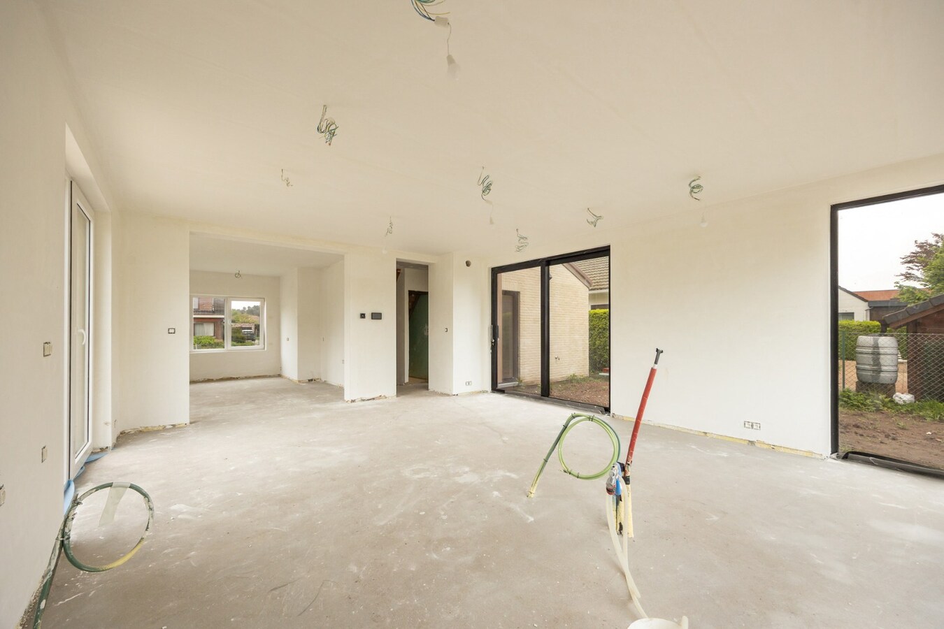 Vernieuwbouwwoning met ruim nieuwbouwmagazijn van 155 m² 