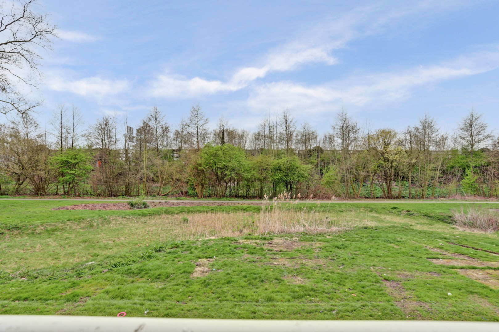 Zonder klussen te betrekken, instapklaar 3-(voorheen 4) kamer appartement met moderne keuken en badkamer, 2 balkons, berging in de onderbouw en gelegen op eigen grond! 