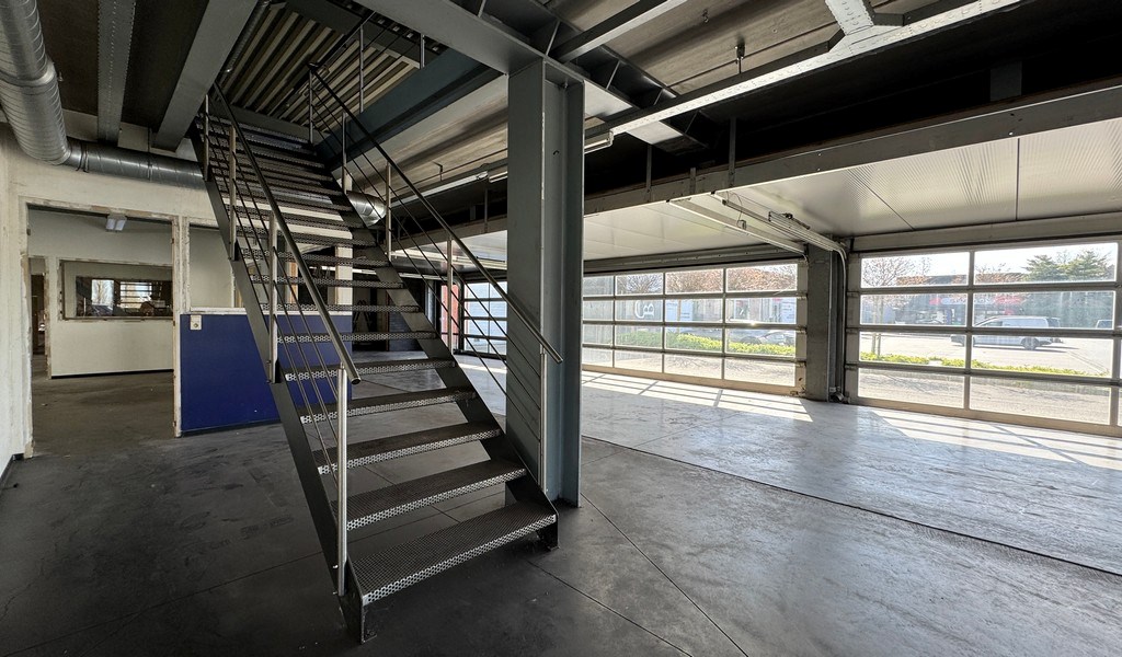 Commercieel gelegen showroom met magazijn te huur in Wetteren