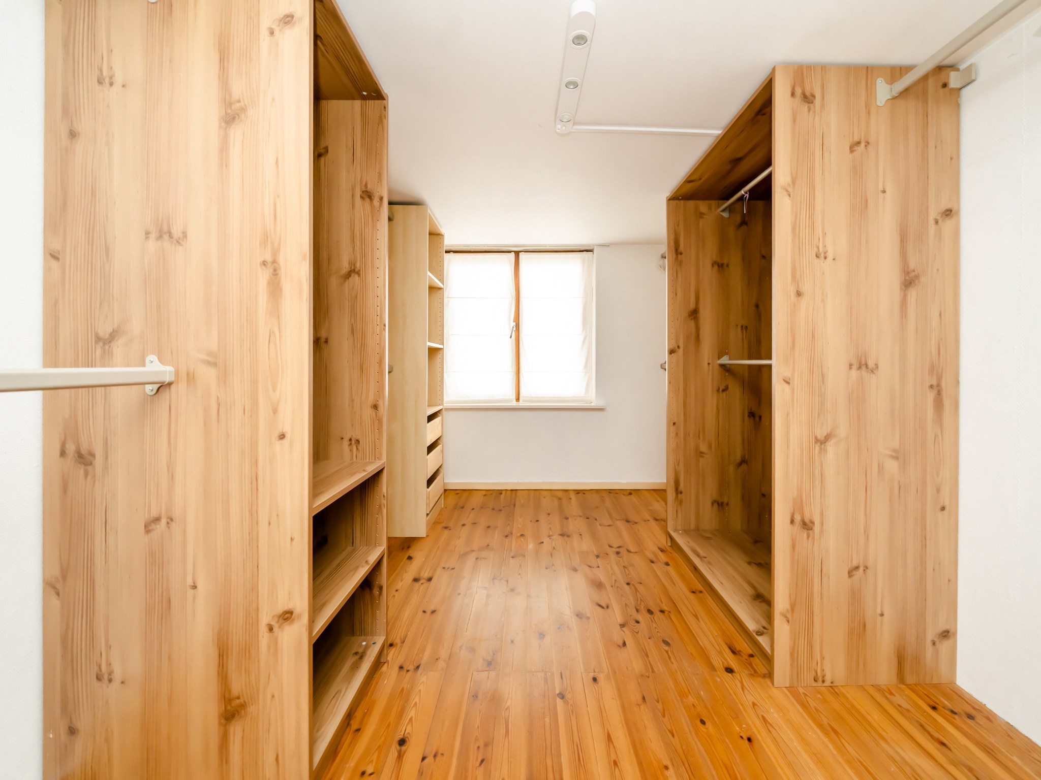 Gerenoveerde 3-gevelwoning met 3 kamers, garage en tuin 