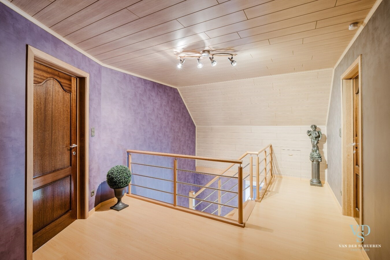 Tijdloze vrijstaande villa op ruim perceel 