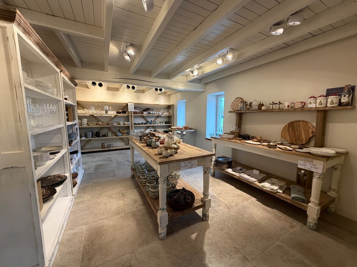 Multifunctioneel commercieel pand op toplocatie. 