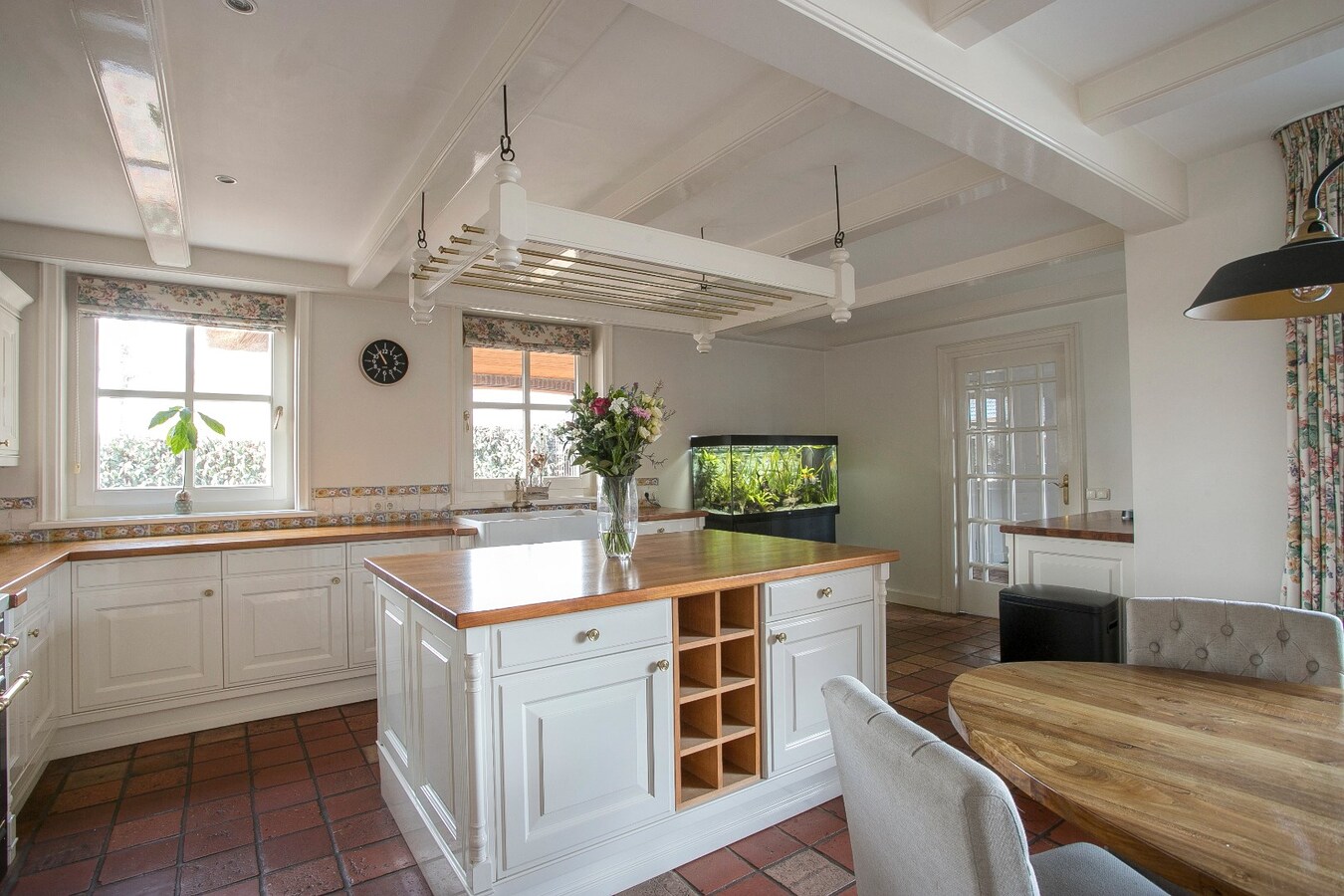 Riante vrijstaande villa met rieten dak gelegen op een perceel van 1.240 m2. 