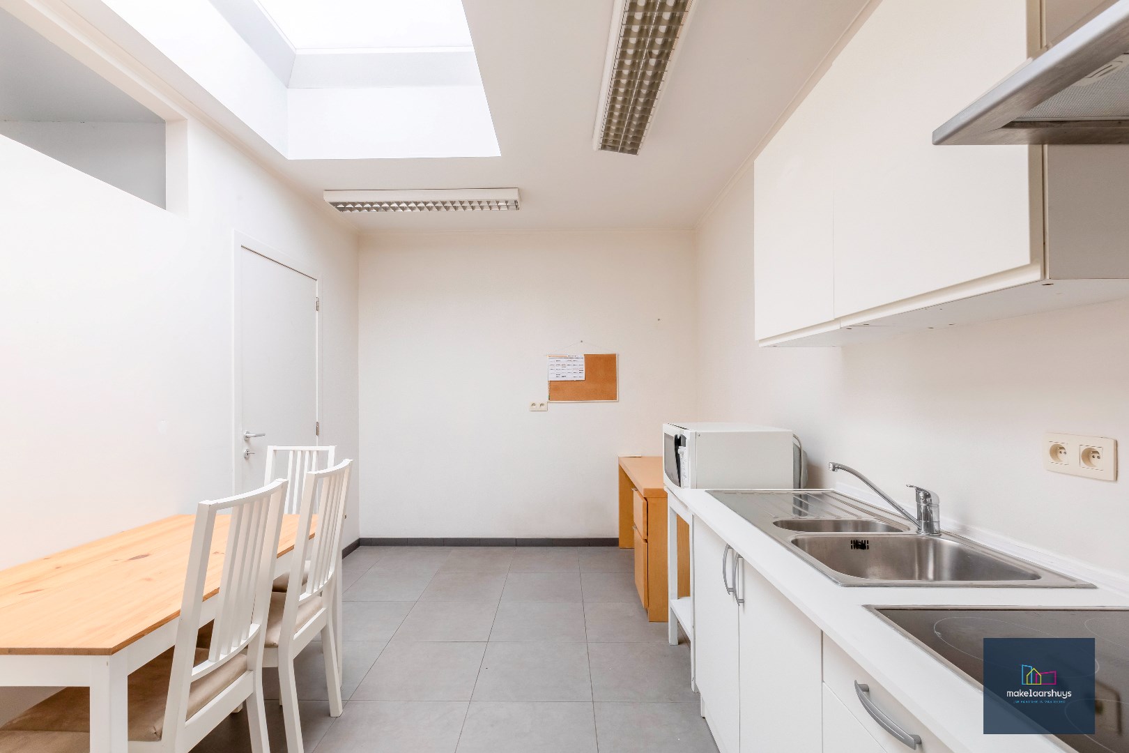 Eigendom met handelsgelijkvloers en duplexappartement 