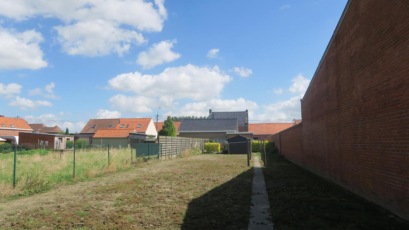 Degelijke open woning op ruim perceel van 843m² 