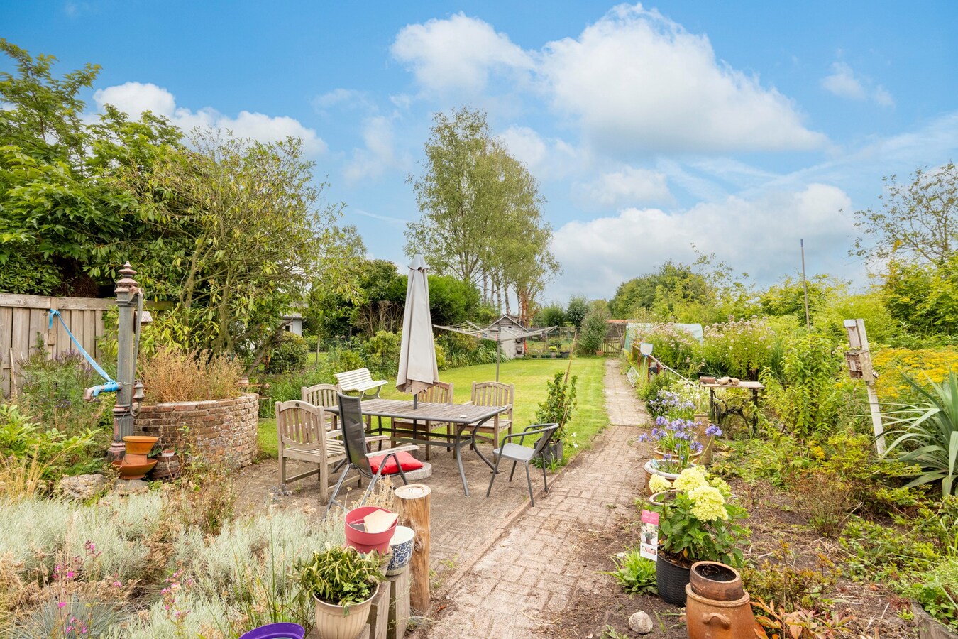 Ruime vrijstaande woning gelegen op een groot perceel nabij de Nederlandse grens. 