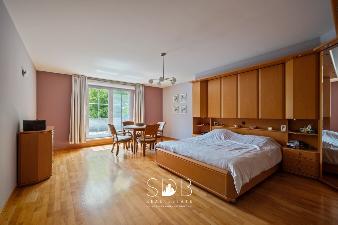 Prachtig landhuis met paardenfaciliteiten op 15.804m² 