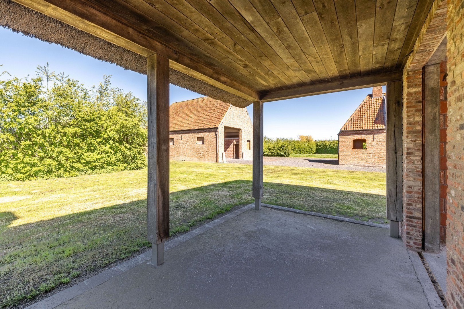 Landelijk gelegen ruwbouwhoeve met bijgebouwen 