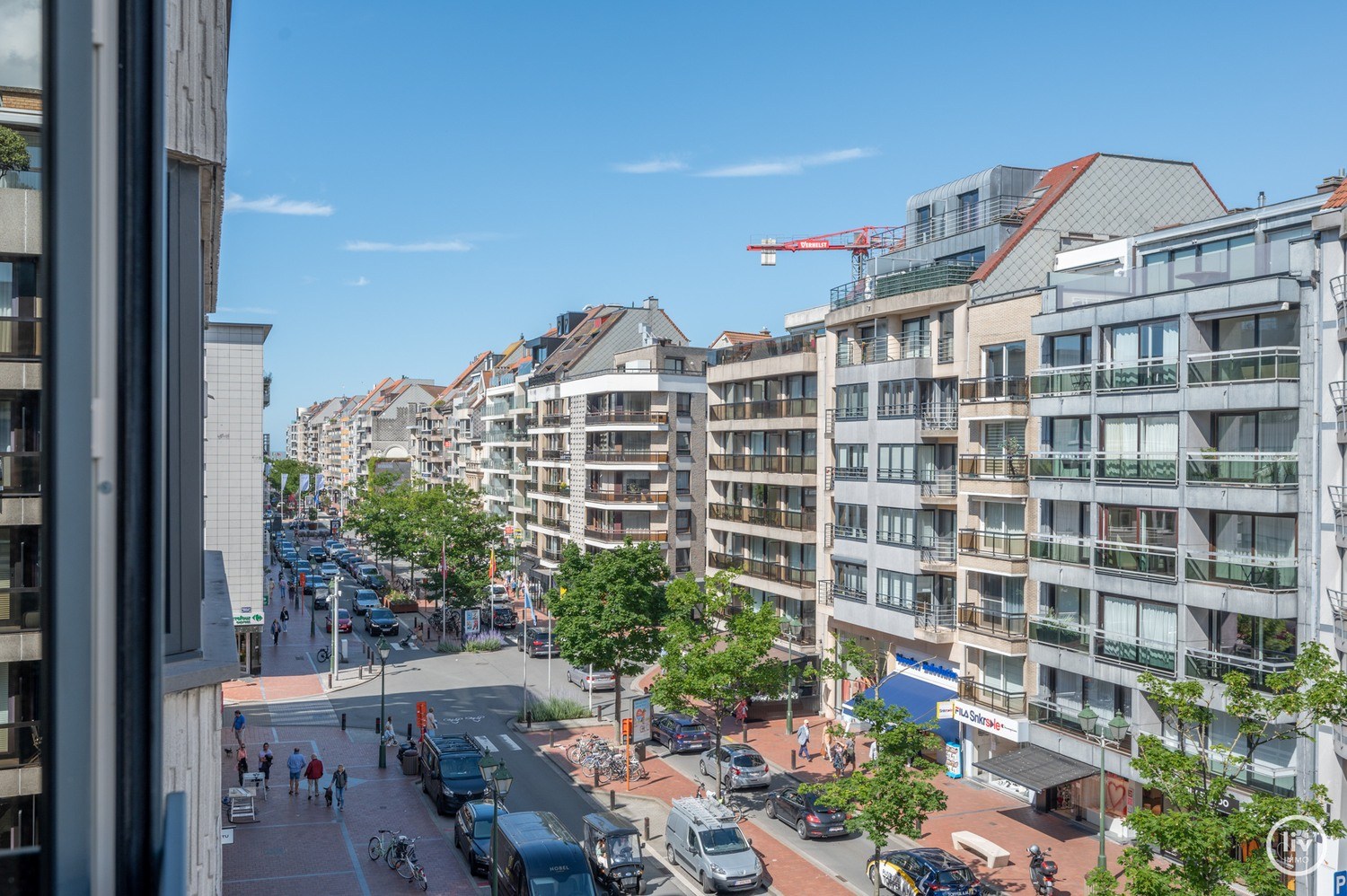 Prachtig, ruim gerenoveerd appartement met een mooie gevelbreedte van 7 m, gelegen op de Lippenslaan te Knokke. 