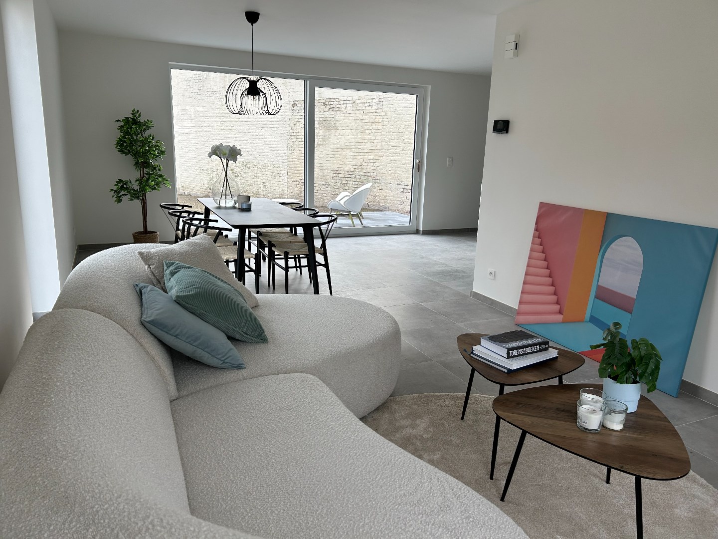 Stijlvolle en ruime nieuwbouwwoning met garage en tuin op 555 m² 