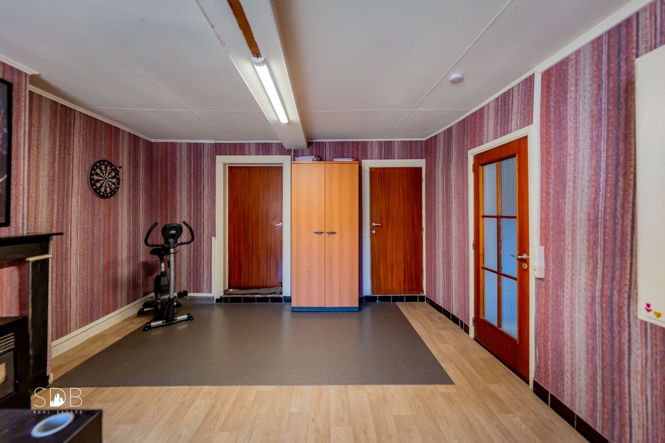 Hedendaagse woning met diverse bijgebouwen op 8.255m² 