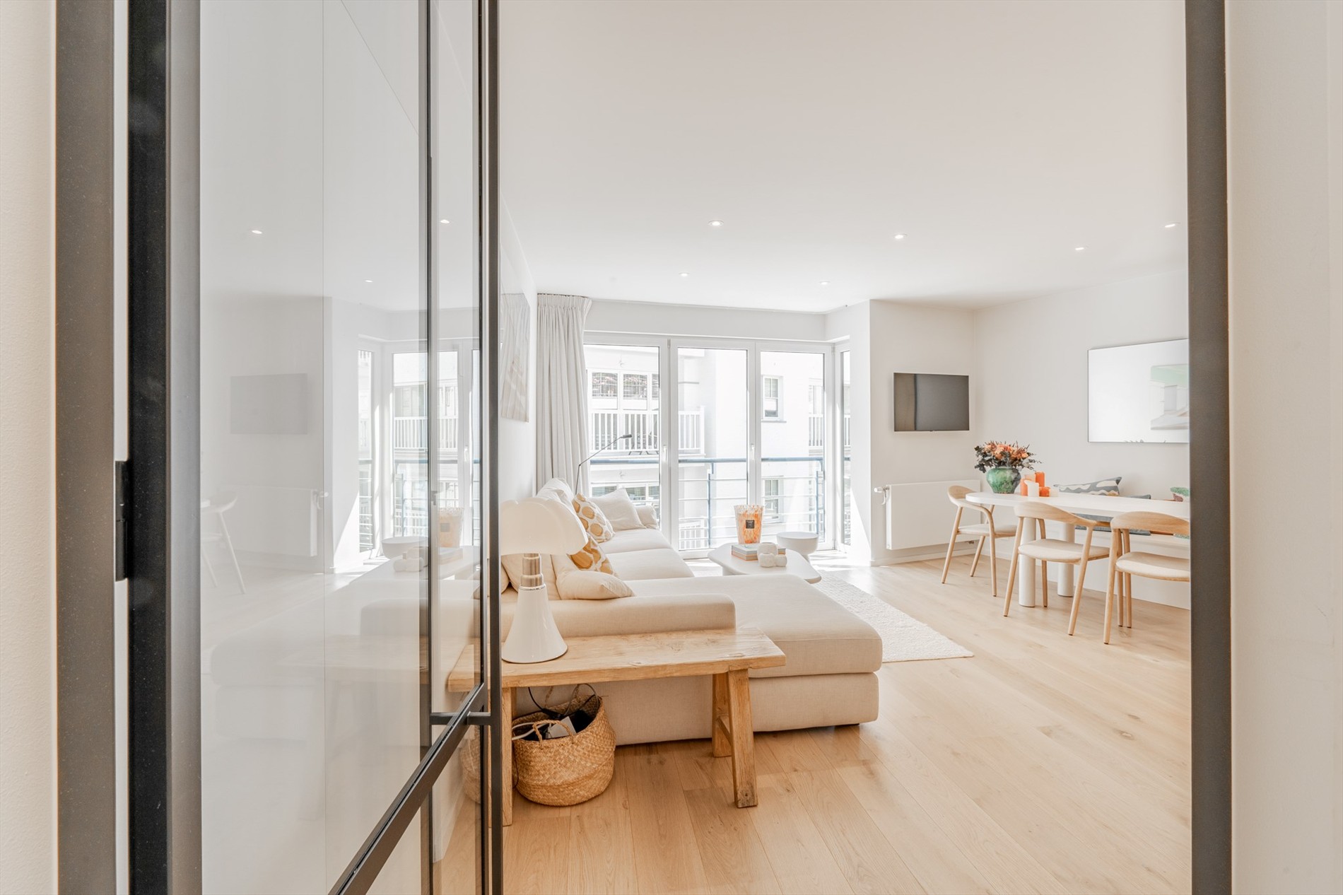 Magnifique appartement d'une chambre récemment rénové, situé au centre dans une rue calme adjacente à la Zoutelaan à Knokke. 