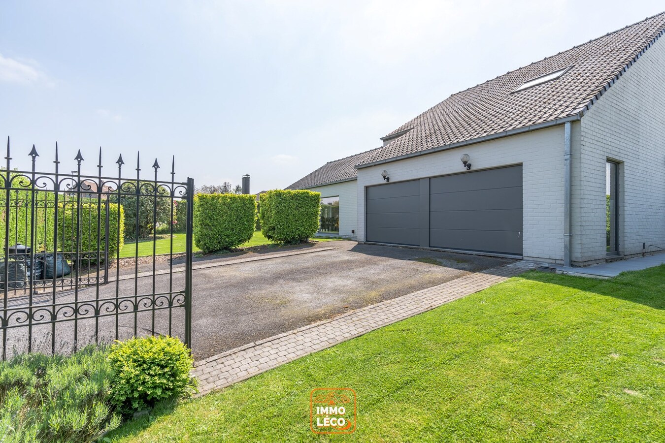 Villa, avec 6 CHAMBRES, 2 salles de bains, parking privatif, double garage et jardin, COUP DE CŒUR absolu !!! 