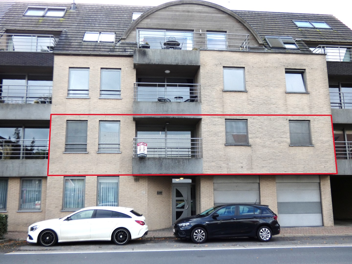 Lichtrijk en gunstig gelegen appartement met 2 slpk, terras en garage, Torhout 