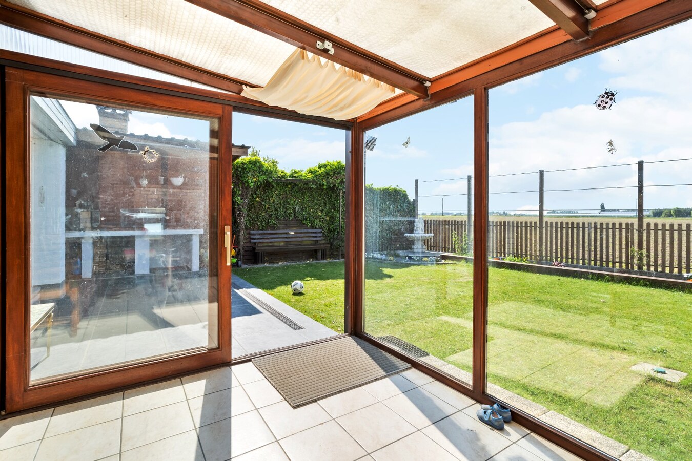 Prachtig gelegen halfopen woning met garage en prachtige landelijke verzichten. 