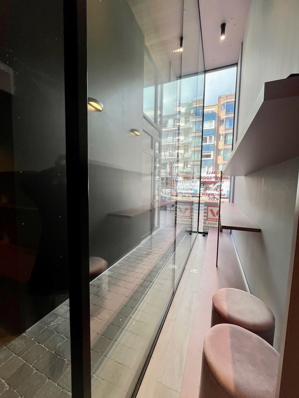 Recent handelspand met mezzanine, gelegen op een commerciële plaats in de Lippenslaan te Knokke. 