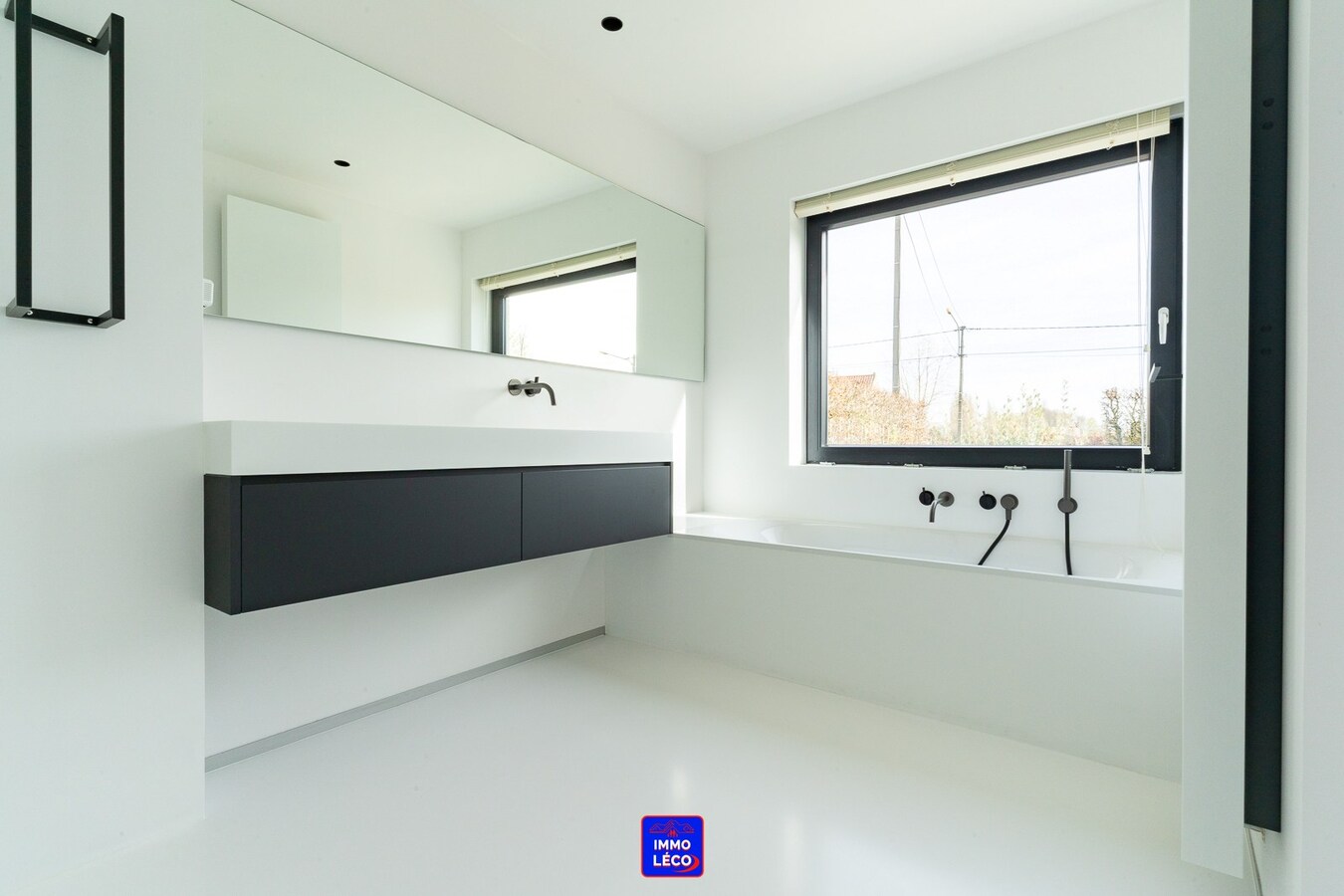 Villa "Semi Plain-Pied" érigée sur 1600m², grand parking, garage, jardin, COUP DE COEUR ! 