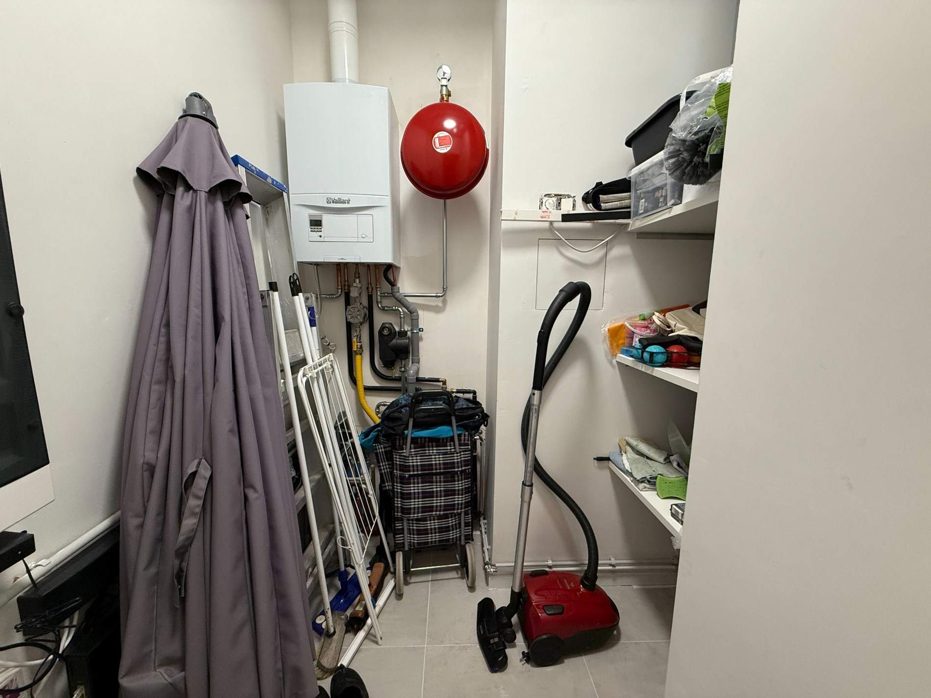 MEUBLÉ: Maison spacieuse et chaleureuse avec de hauts plafonds et une grande terrasse à l'arrière. 