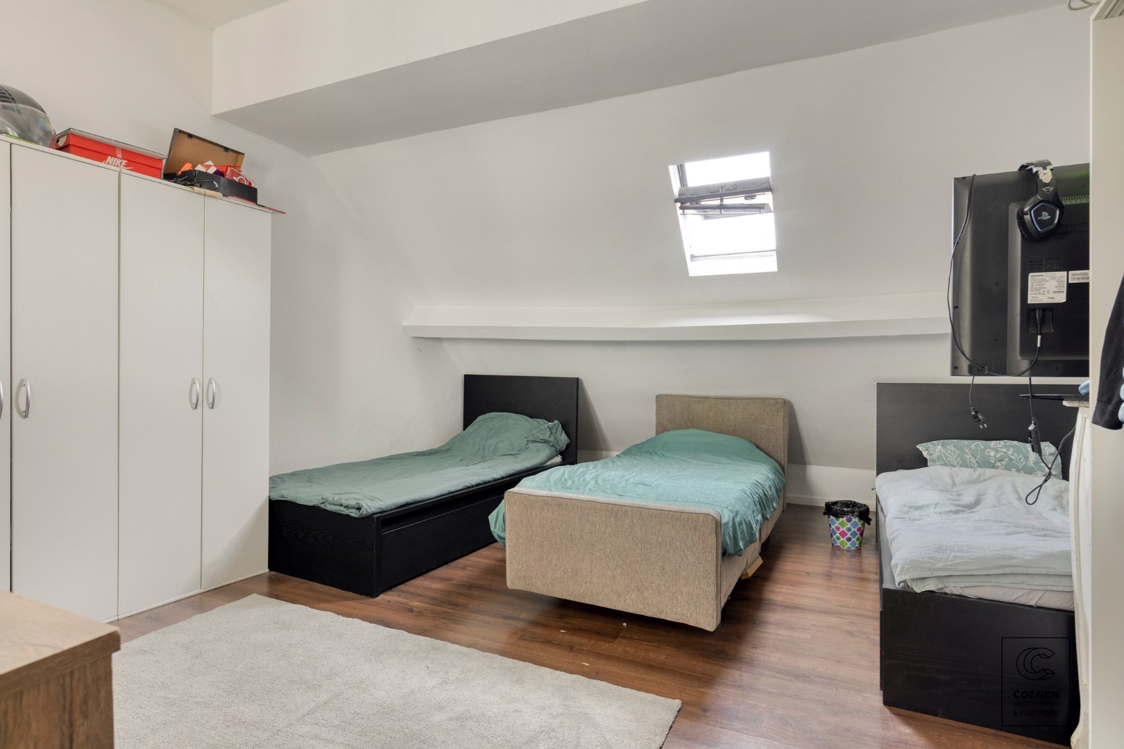 Ruime handelswoning, momenteel ingericht als handelsruimte en 2 appartementen op goede ligging te Antwerpen! 