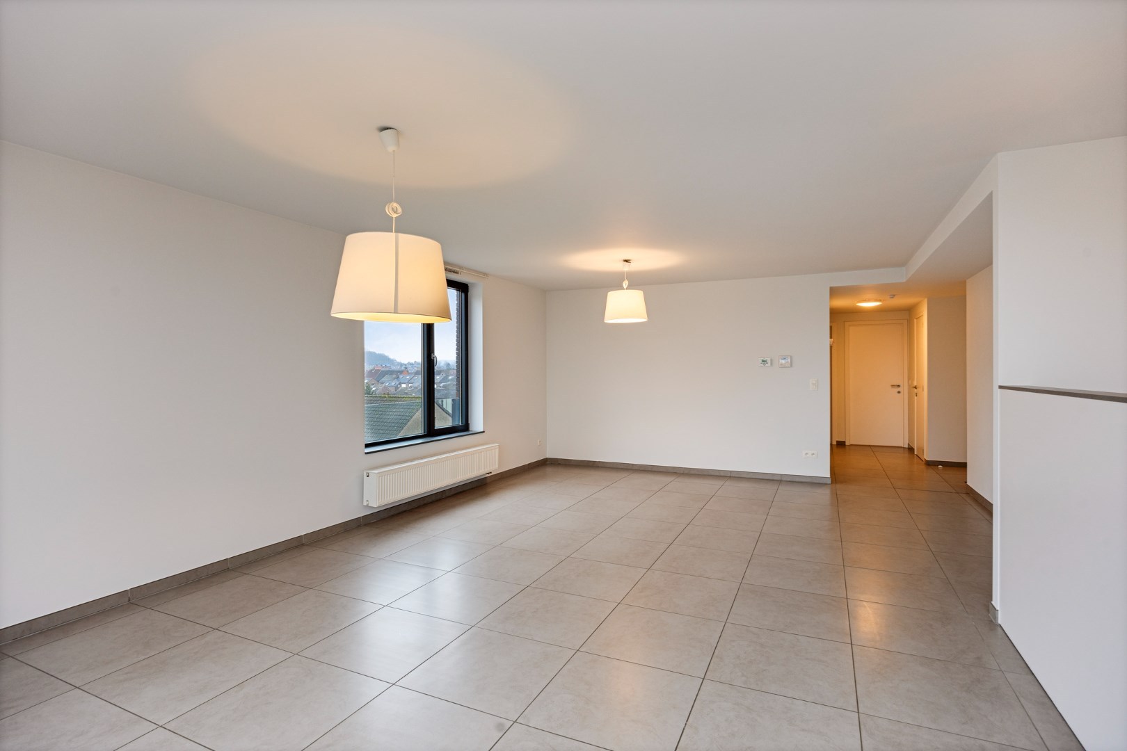 Ruim en lichtrijk appartement met 2 slaapkamers, terras en autostaanplaats vlakbij autostrade - EPC 108 kWh/m² 