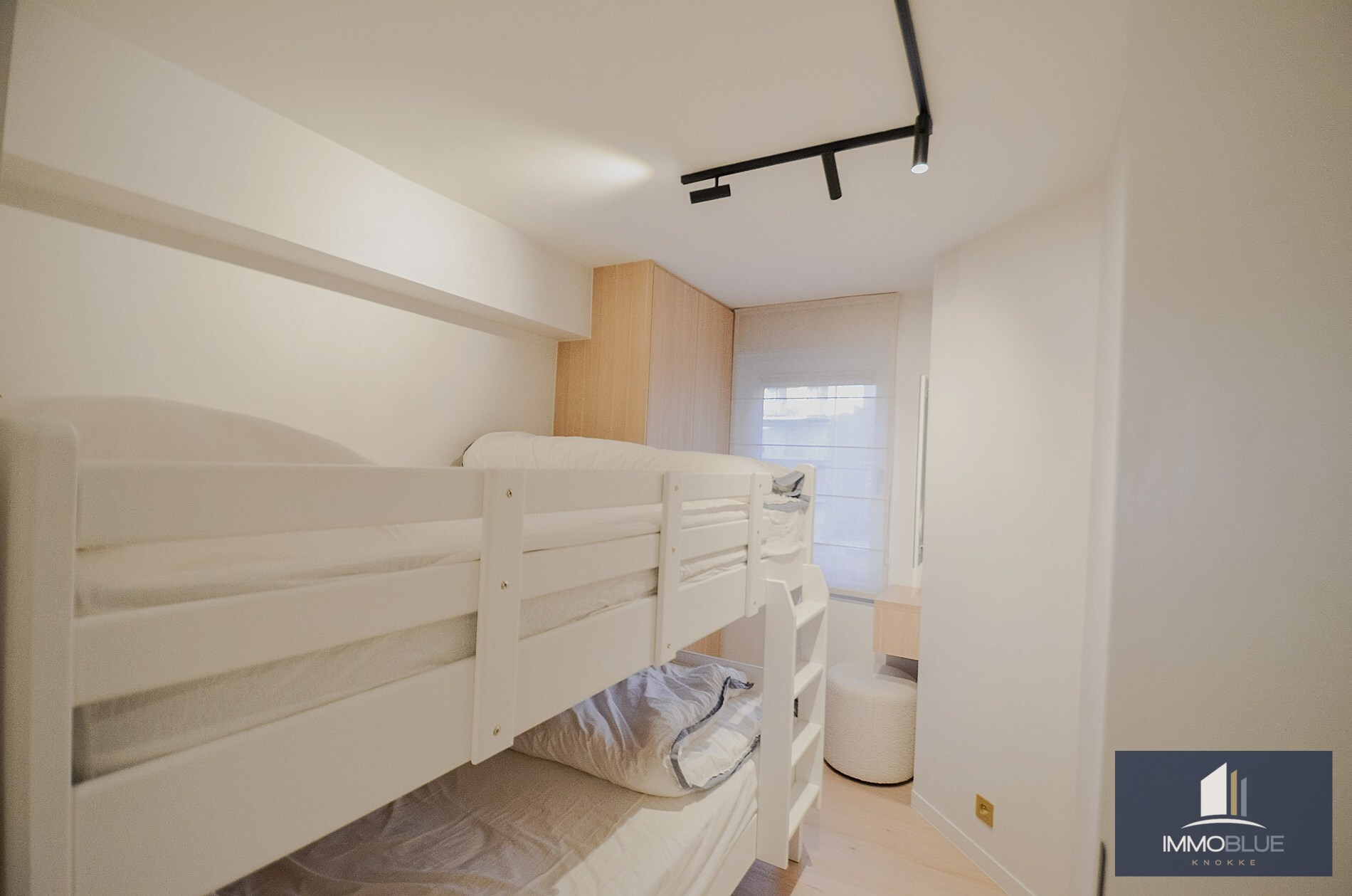 Appartement élégant entièrement rénové, à distance de marche de la mer et du centre commercial. 