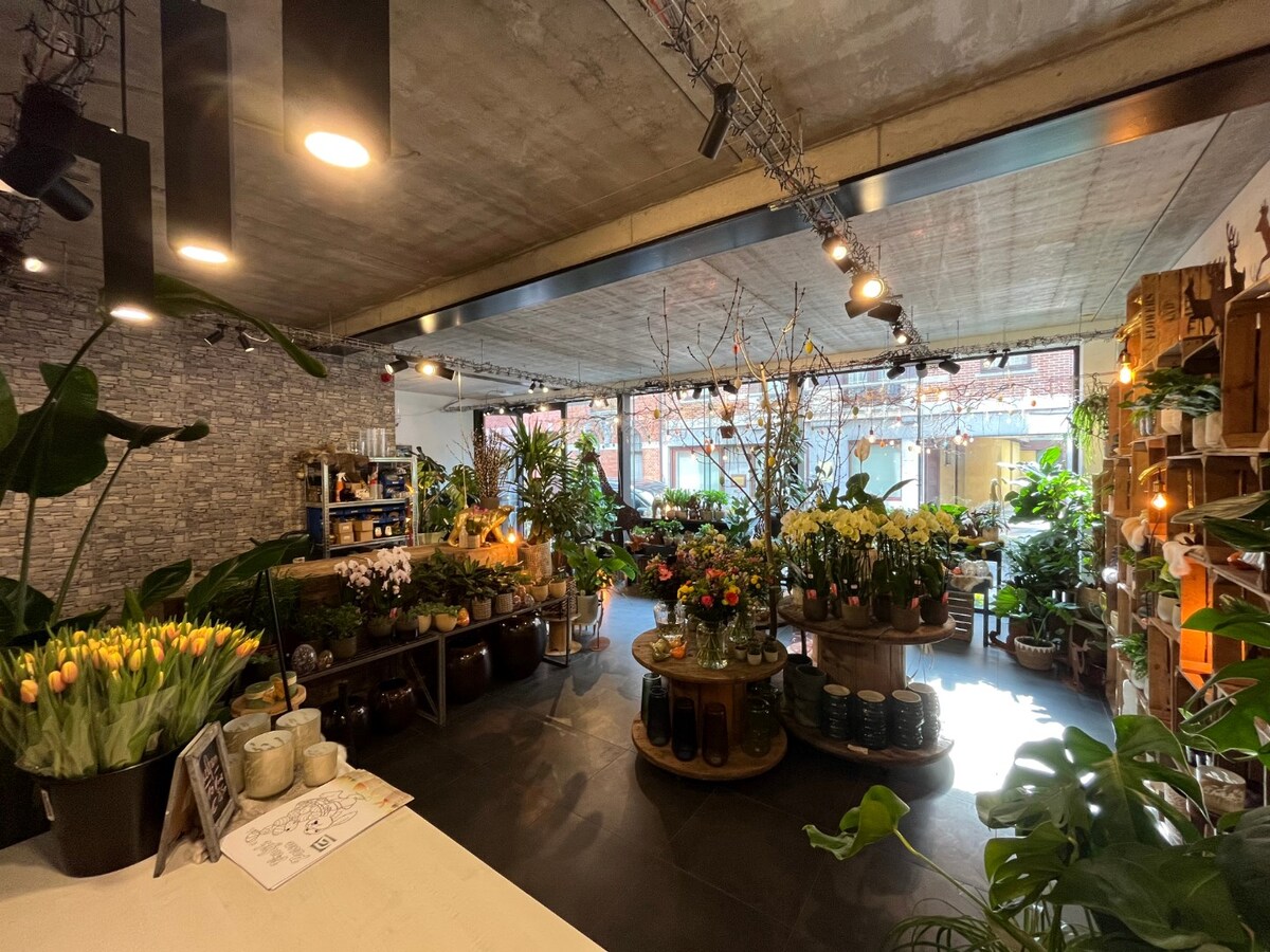 Gelijkvloers handelspand (winkel of kantoor). 