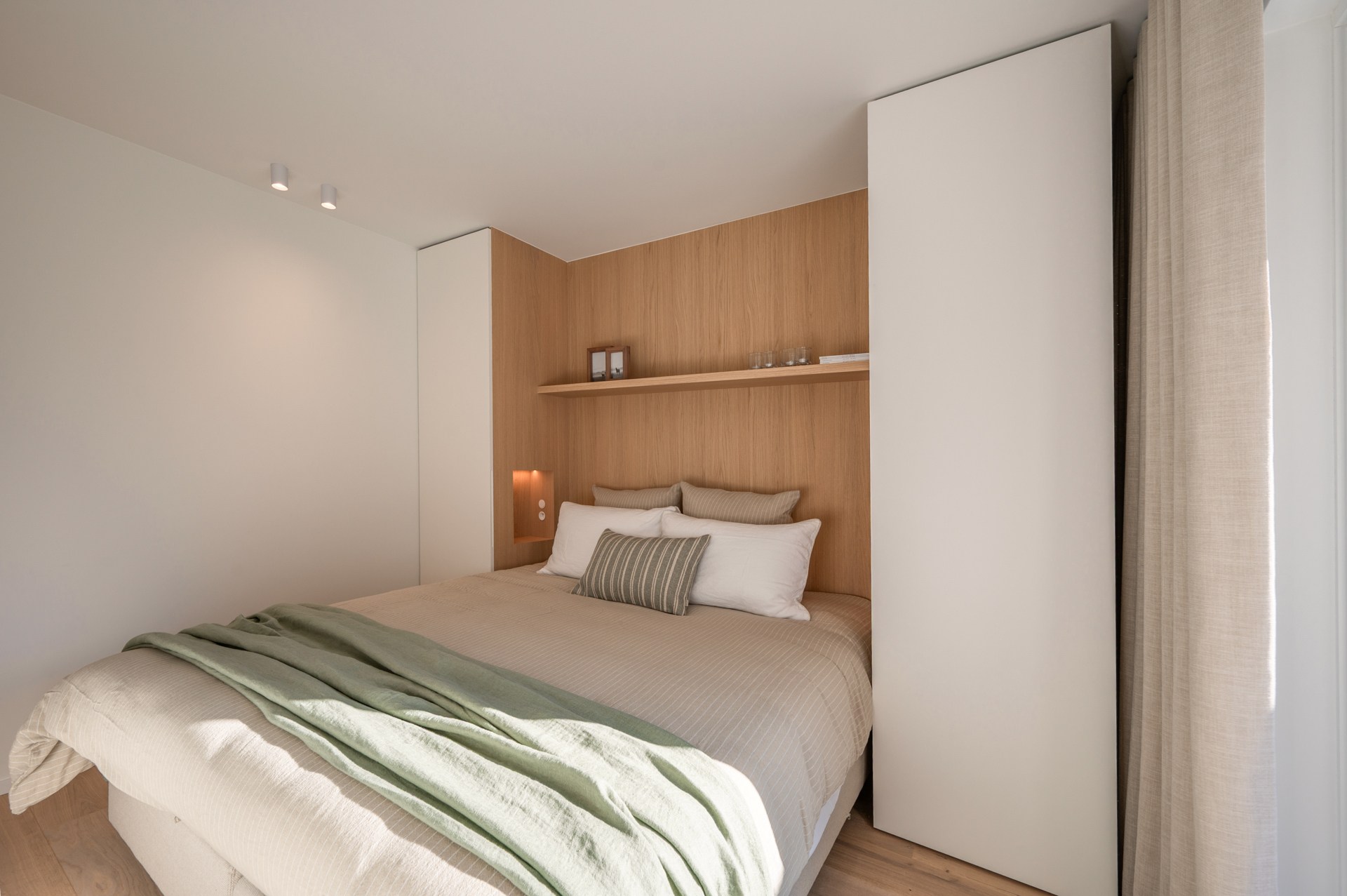 Exclusief gerenoveerd appartement met 3 slaapkamers te koop vlak bij het Albertstrand en het Lichtorenplein. 