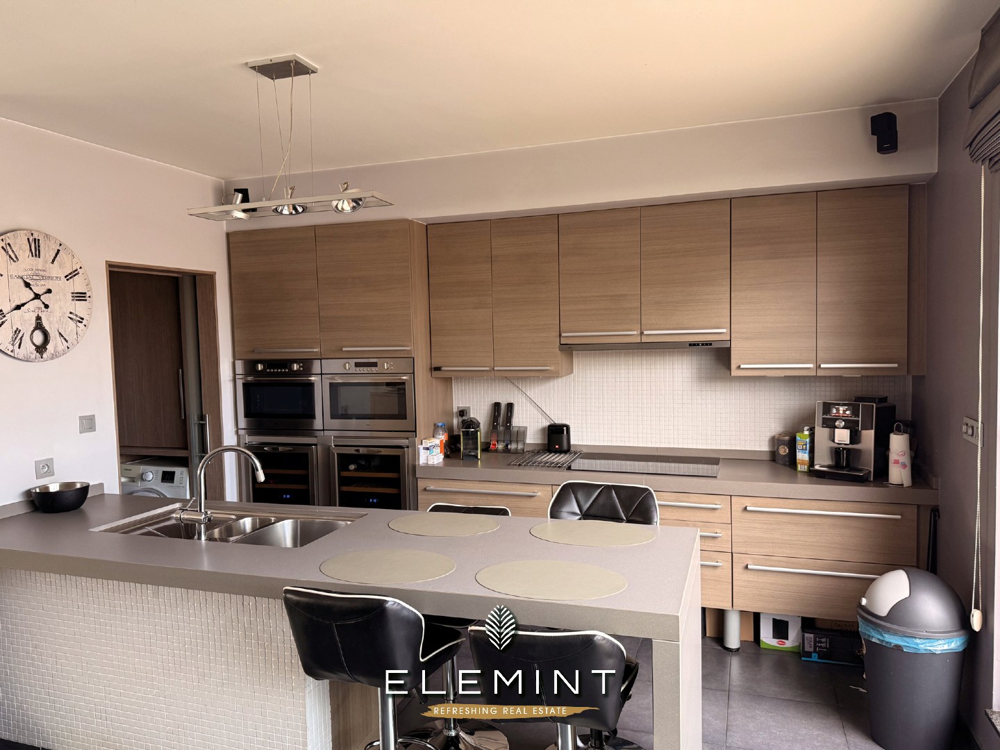 Uniek triplex-appartement met private inkom, 3 slpk, 2 badk &amp; ruim terras met vijver (161 m²) 