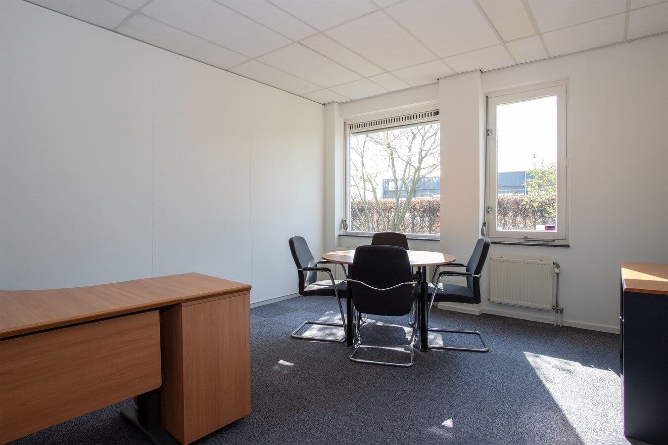 Vrijstaande representatieve kantoorruimte van circa 342 m2 met ruim voldoende parkeergelegenheid. (circa 20 plaatsen) 