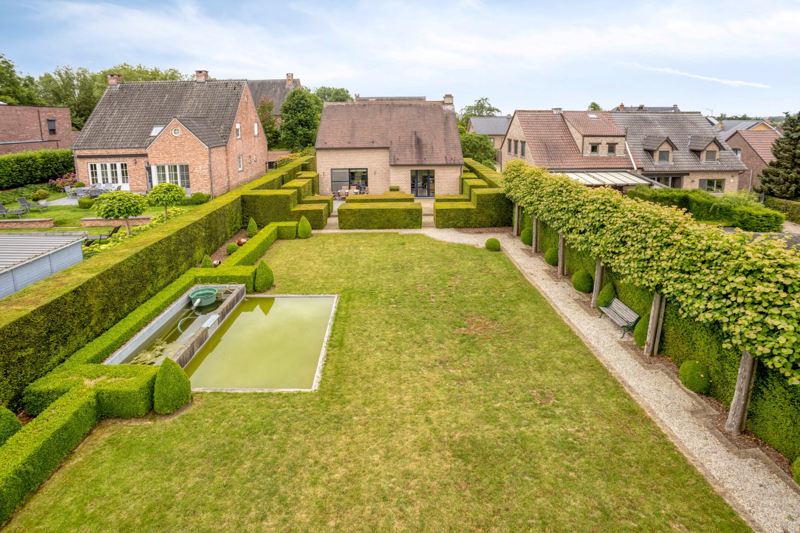 zicht op tuin en woning