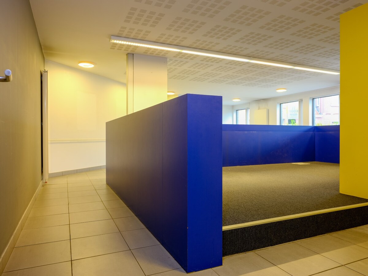 Nabij station gelegen kantoor, met goede visibiliteit op belangrijk kruispunt 