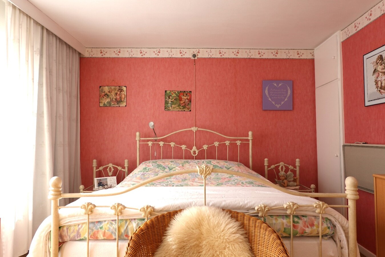 Op te frissen rijwoning in hartje Gistel 