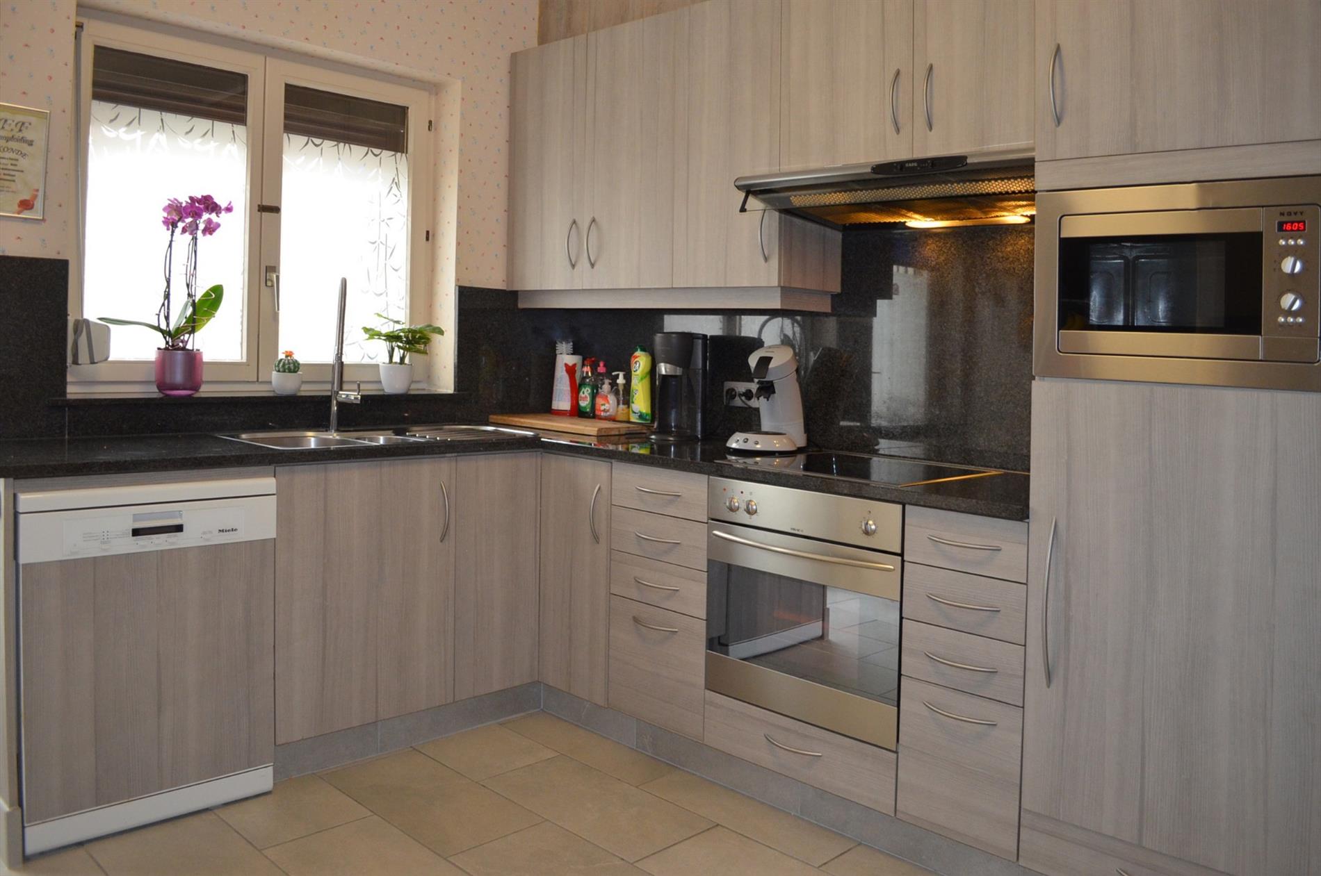 Totaal vernieuwde bungalow met  3 slpks, garage en tuin  rustig gelegen te Ertvelde 