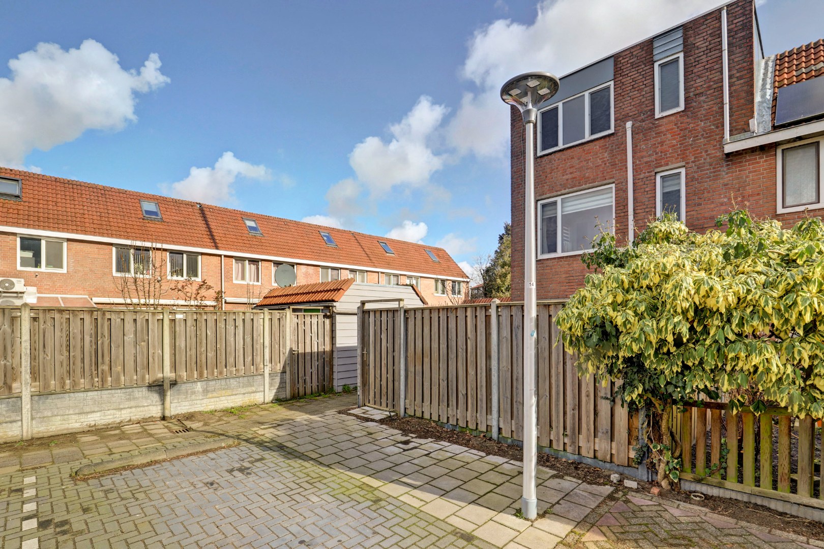 2-kamer hoekwoning met  ruime slaapkamer met airconditioning, tuin op het zonnige zuidwesten. 