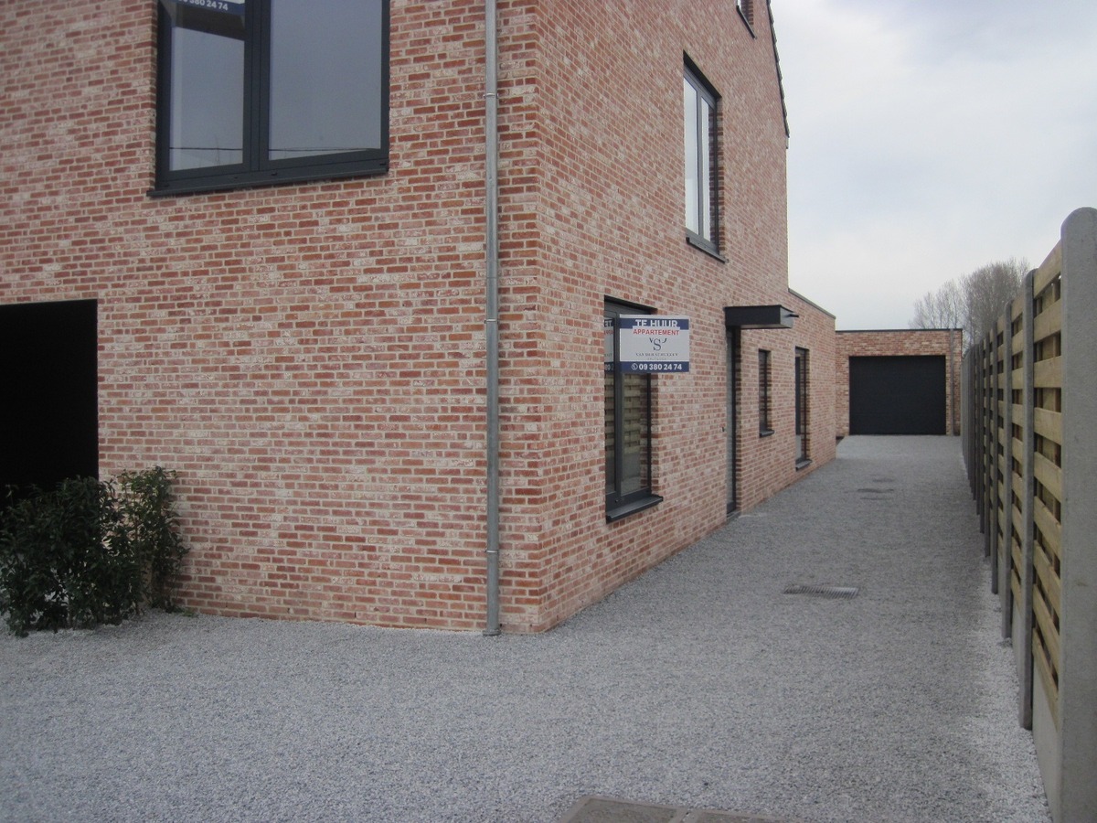 Splinternieuw ruim gelijkvloers appartement. 