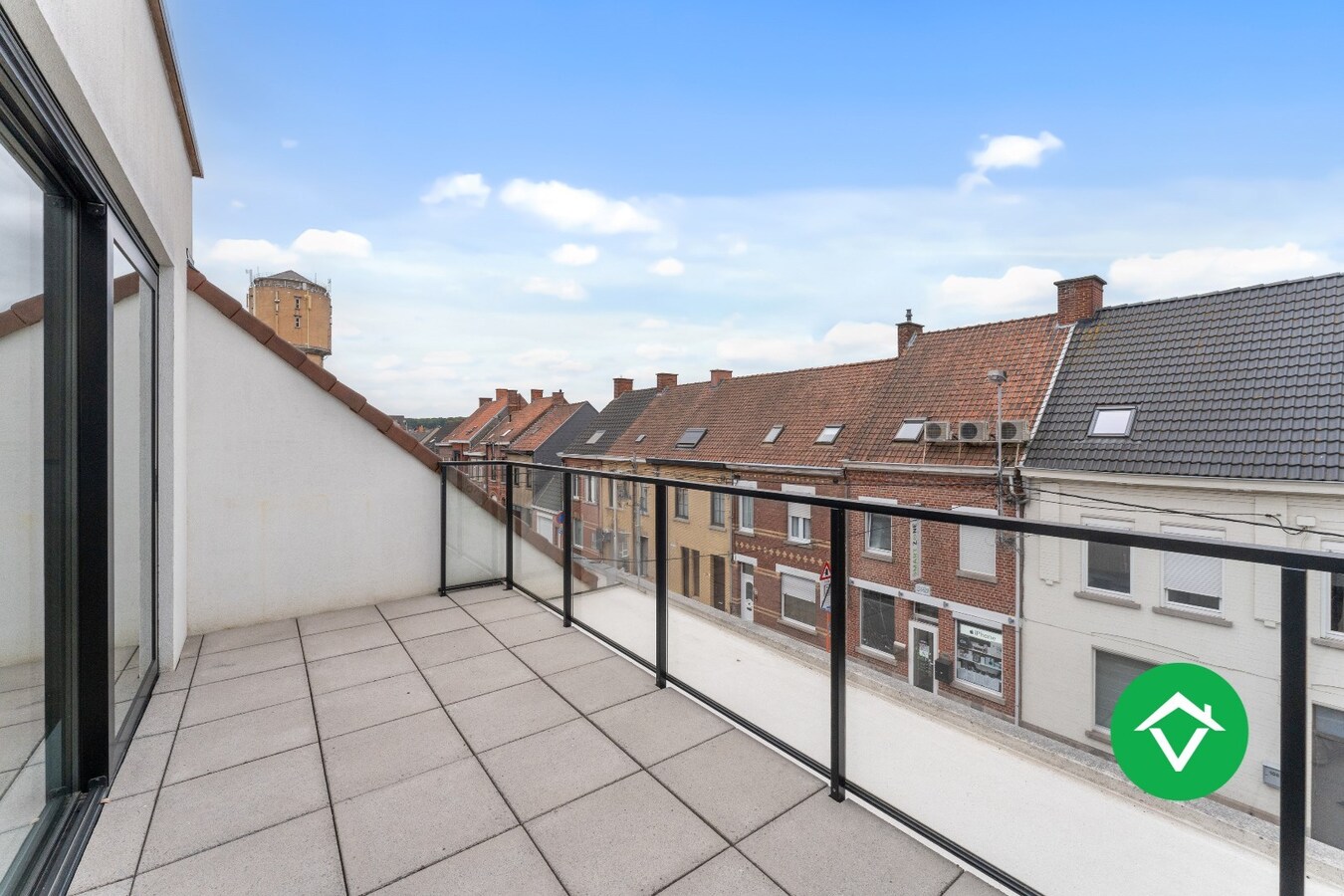 Recent, instapklaar appartement met één slaapkamer, ruim terras en autostaanplaats te Roeselare 