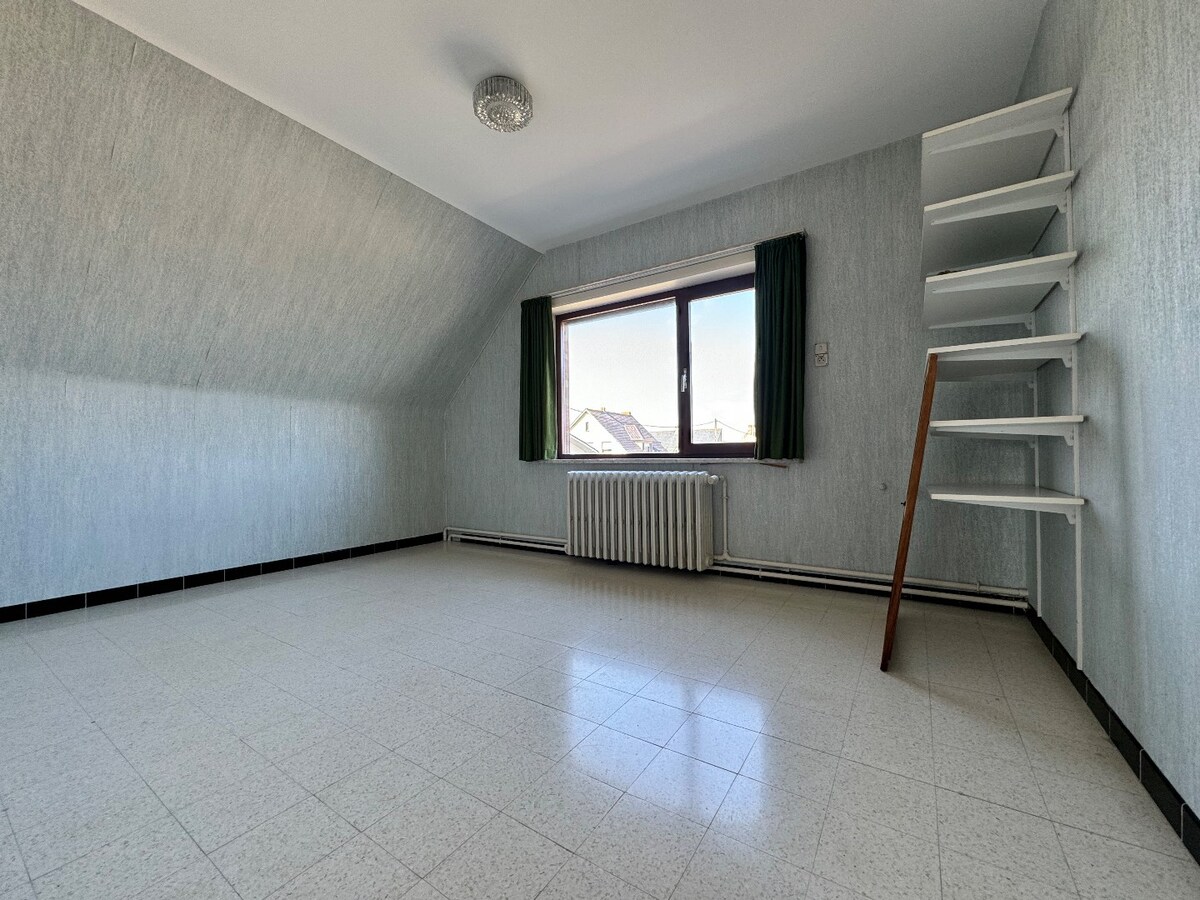 Alleenstaande woning met 4 slaapkamers en garage te Westende 