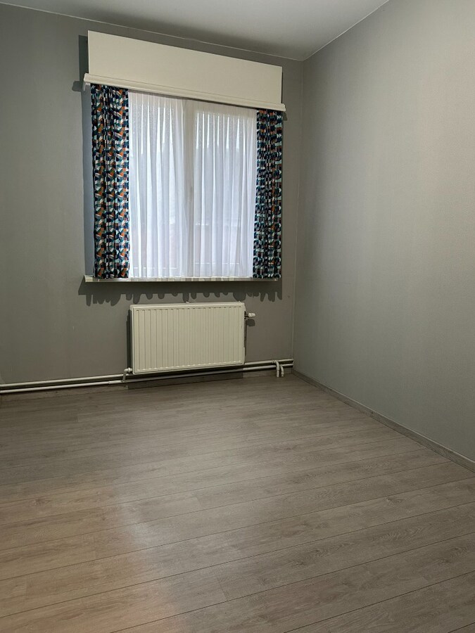 Gelijkvloersppartement met 3 slpk, dubbele garage, tuin en ruime kelder (120 m²) 
