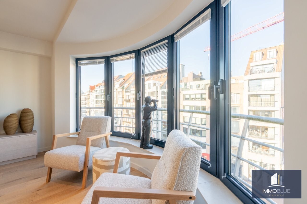 Volledig gerenoveerd, lichtrijk appartement gelegen in een kleine residentie. 