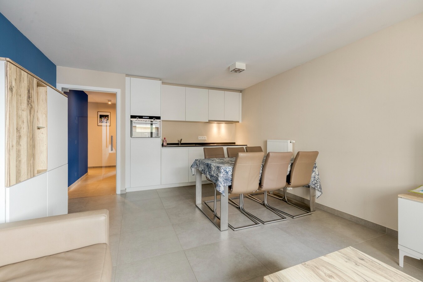 Appartement à la déco moderne situé au 5e étage, rue Ankerweg, à La Panne : un point de départ idéal pour profiter pleinement de la vie au bord de la mer. 