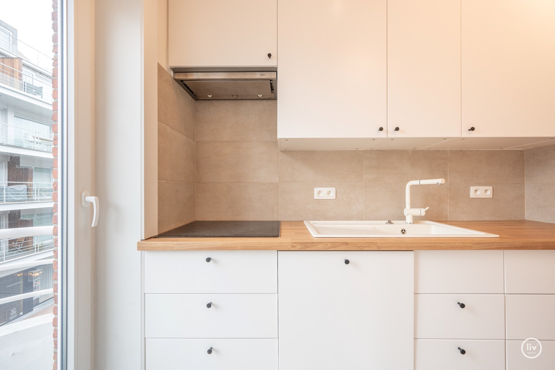 Hoekappartement is ideaal gelegen op de Zoutelaan in Knokke, vlakbij de winkels, het strand en alle faciliteiten. 