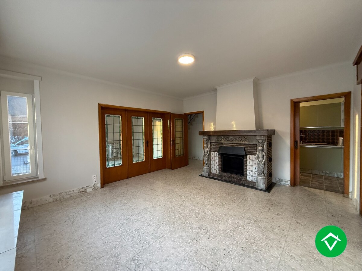 Ruime halfopen bebouwing met 3 slaapkamers, en dubbele garage te Sint-Eloois-Winkel 