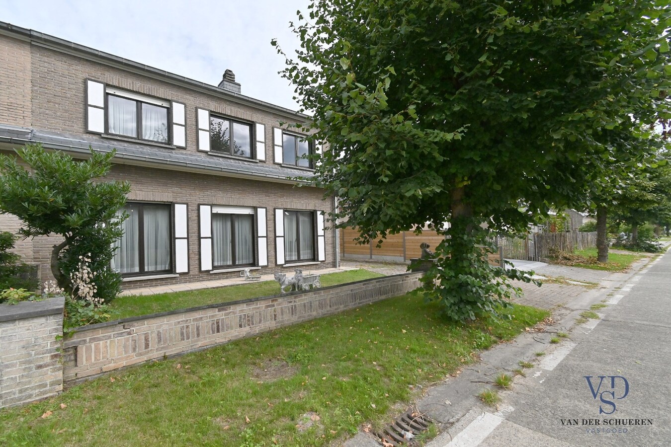 Bijzonder ruime, praktisch ingedeelde gezinswoning 