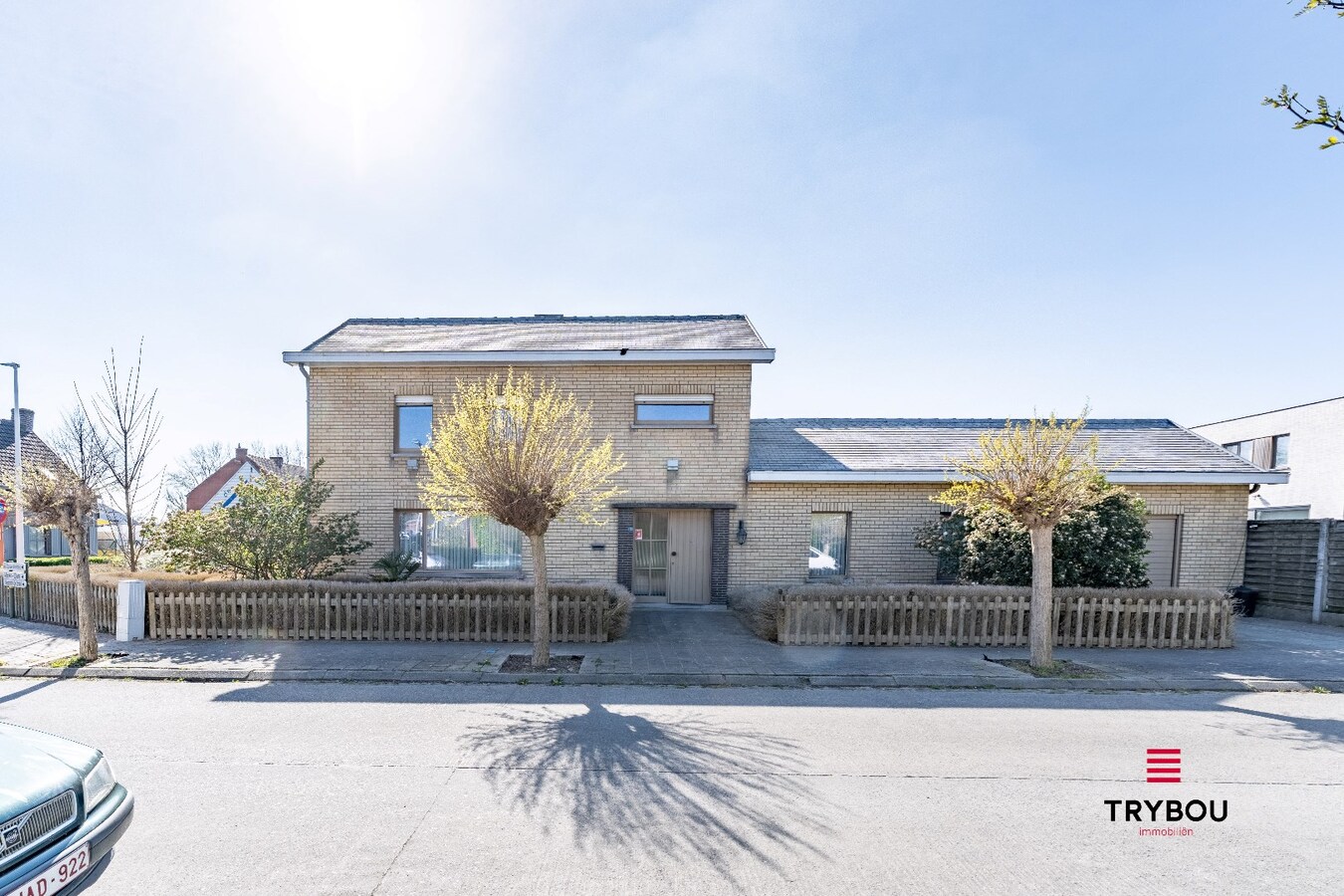 Instapklare gezinswoning met garage en prachtige tuin in rustige straat 