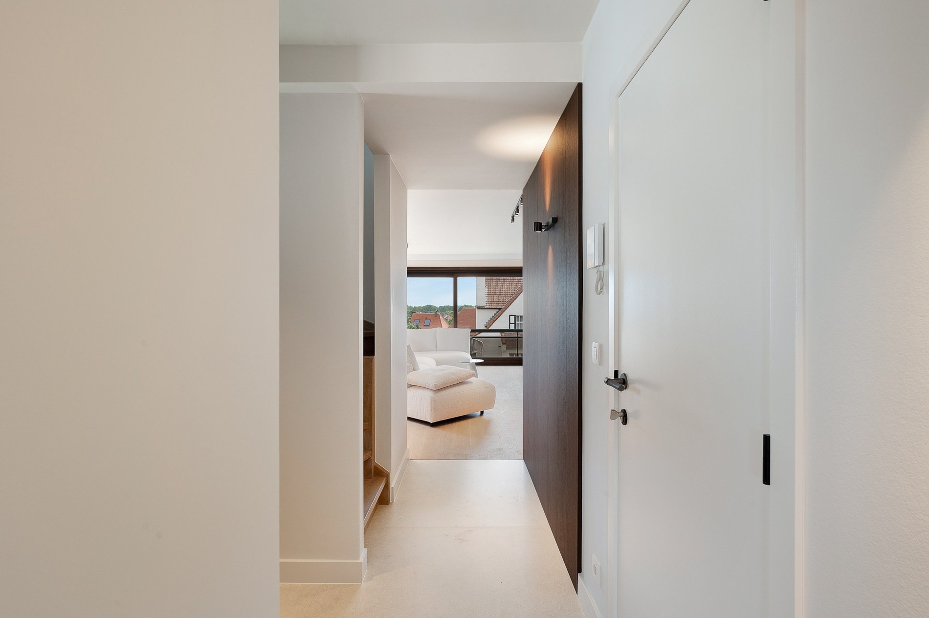 Op een uiterst gegeerde ligging, vlak bij het Albertstrand, bevindt zich dit stijlvol gerenoveerde duplex-appartement in een charmante villaresidentie. De uitzonderlijke hoekligging en zuidgerichte or 
