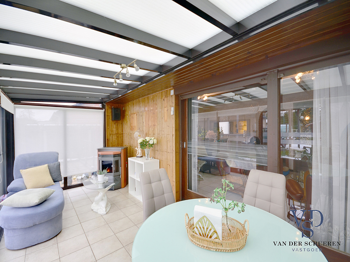 Praktische Half-Open Bungalow met afzonderlijke garage. 